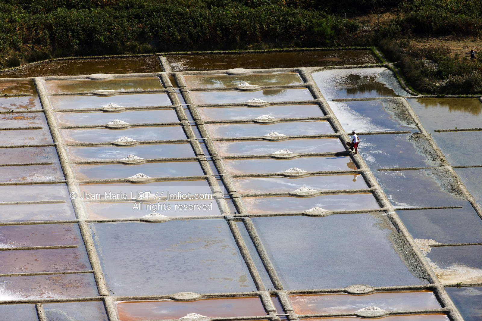 Carnac, vue aerienne des marais salants..© JEAN-MARIE LIOT.Carnac, aerial view of the salt marshes