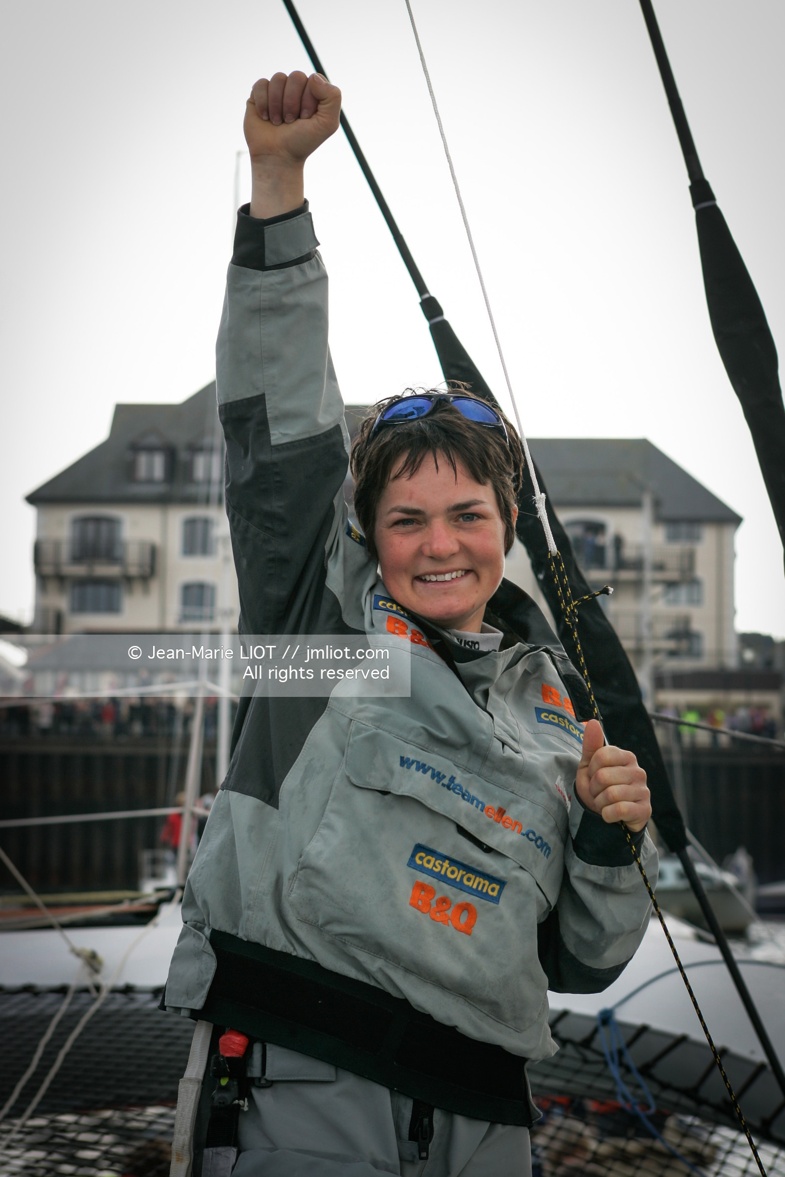 Départ d'Ellen MacArthur à bord du maxi-trimaran B&Q Castorama, pour tenter de battre le record du Tour du Monde en Solitaire sans Escale, à Falmouth (GB), le 27 novembre 2004, photo : Jean-Marie LIOT - www.jmliot.com