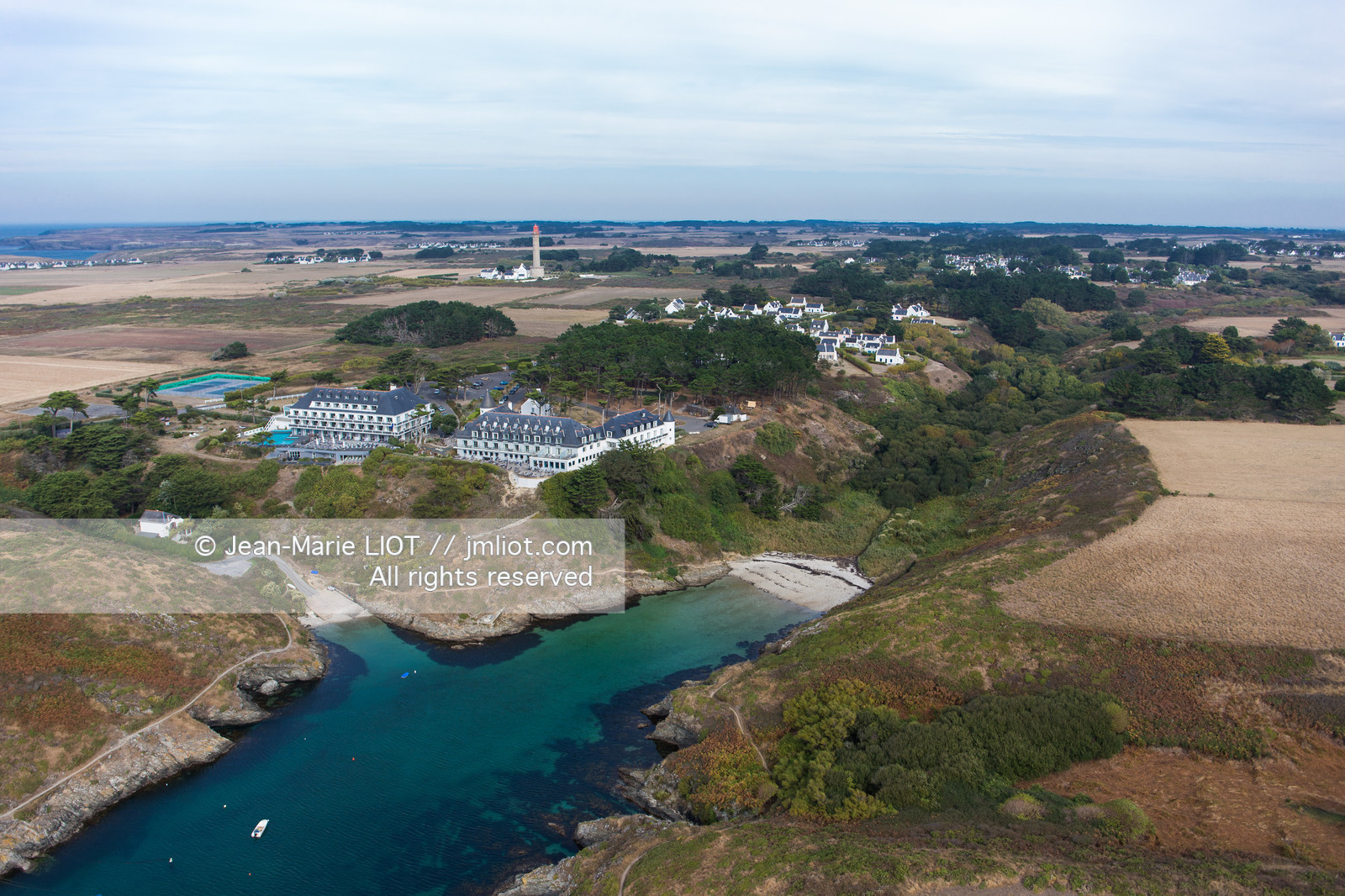 Vue aérienne de belle-ile-en-mer avec l'hotel Castel Clara et le phare de Goulphar. Photo© Jean-Marie Liot.