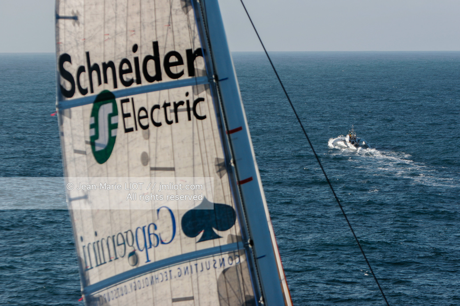 Départ du Trophée Jules Verne du maxi trimaran Geronimo, skipper Olivier de Kersauzon, 28 décembre 2004, Photo Jean-Marie LIOT - www.jmliot.com.