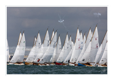 L'île de Wight au Sud-Est de l'Angleterre est un lieu mythique pour la voile. Nombres de régates commencent à Cowes au pied du Royal Yacht Squadron, le très célèbre Club de Voile..Ici on régate presque tous les jours..© Jean-Marie LIOT.