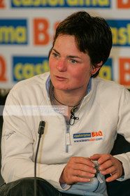Départ d'Ellen MacArthur à bord du maxi-trimaran B&Q Castorama, pour tenter de battre le record du Tour du Monde en Solitaire sans Escale, à Falmouth (GB), le 27 novembre 2004, photo : Jean-Marie LIOT - www.jmliot.com