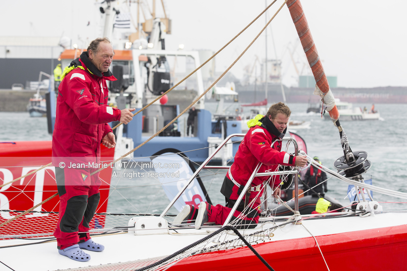 IDEC SPORT- ARRIVEE  RECORD TROPHEE JULES VERNE