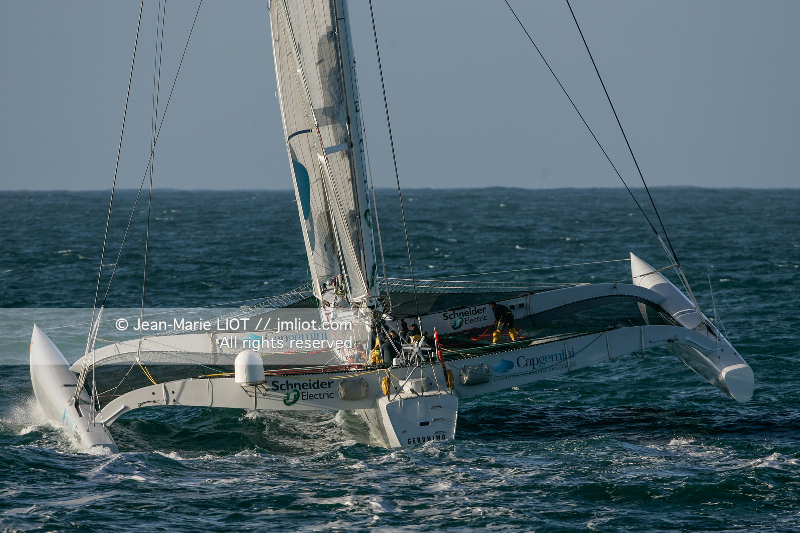 Départ du Trophée Jules Verne du maxi trimaran Geronimo, skipper Olivier de Kersauzon, 28 décembre 2004, Photo Jean-Marie LIOT - www.jmliot.com.