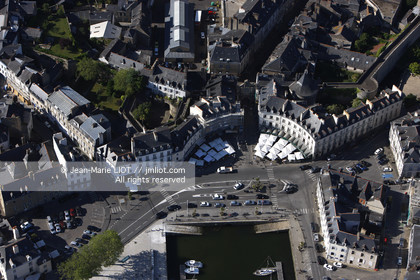 VUE AERIENNE DE VANNES-GOLFE DU MORBIHAN.PHOTO © JEAN-MARIE LIOT.