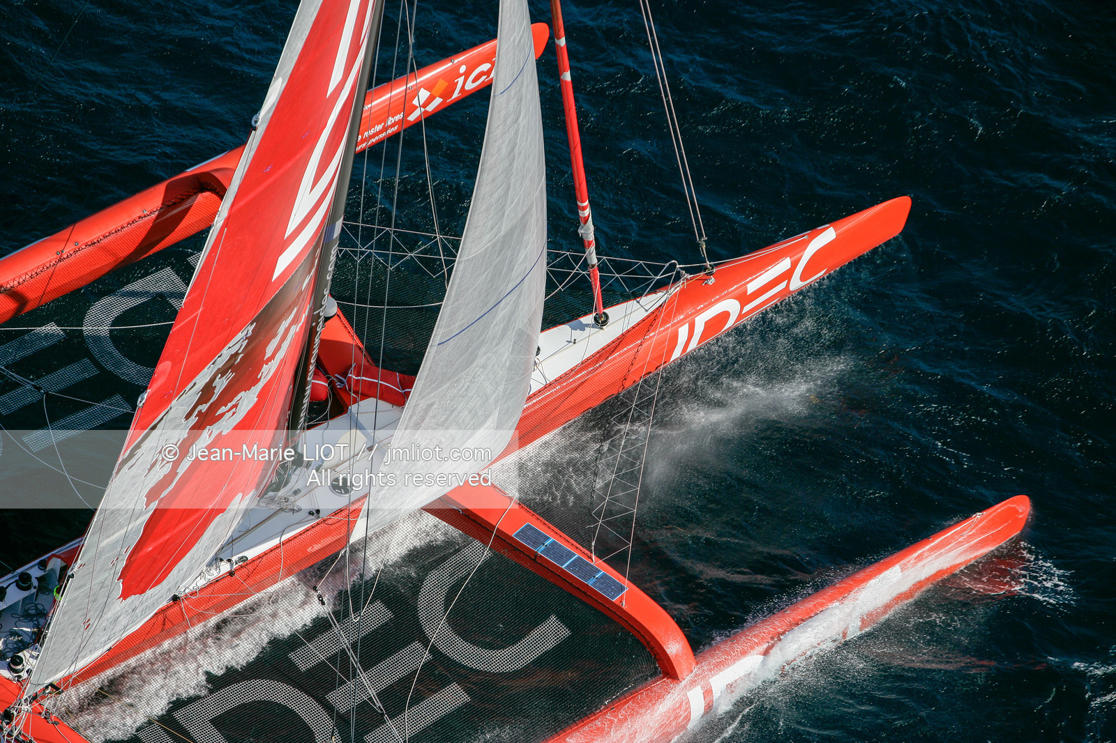 FRANCIS JOYON A L'ENTRAINEMENT SUR IDEC