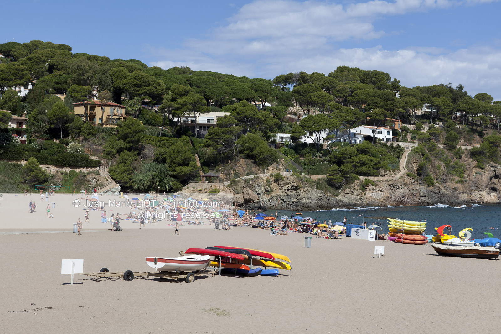 Le village de Begur et ses plages constituent l'un des lieux les plus touristique de la Costa Brava..La cote de begur bénéficie d'un littoral d'une grande beauté composé de falaises, de criques d'eau cristallines, de pinedes.....Photo © Jean-Marie Liot.