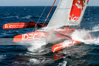 FRANCIS JOYON A L'ENTRAINEMENT SUR IDEC