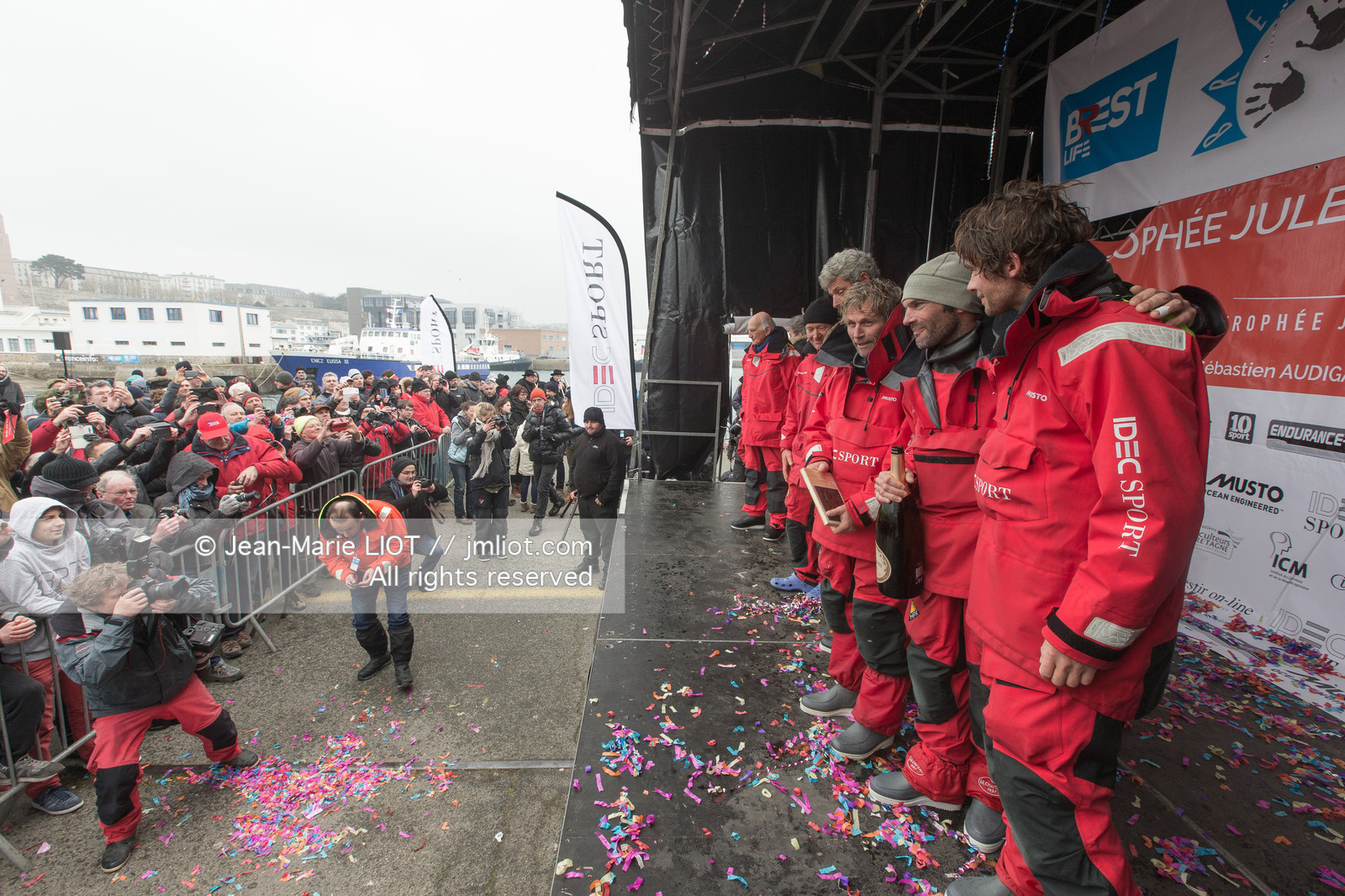 IDEC SPORT- ARRIVEE  RECORD TROPHEE JULES VERNE