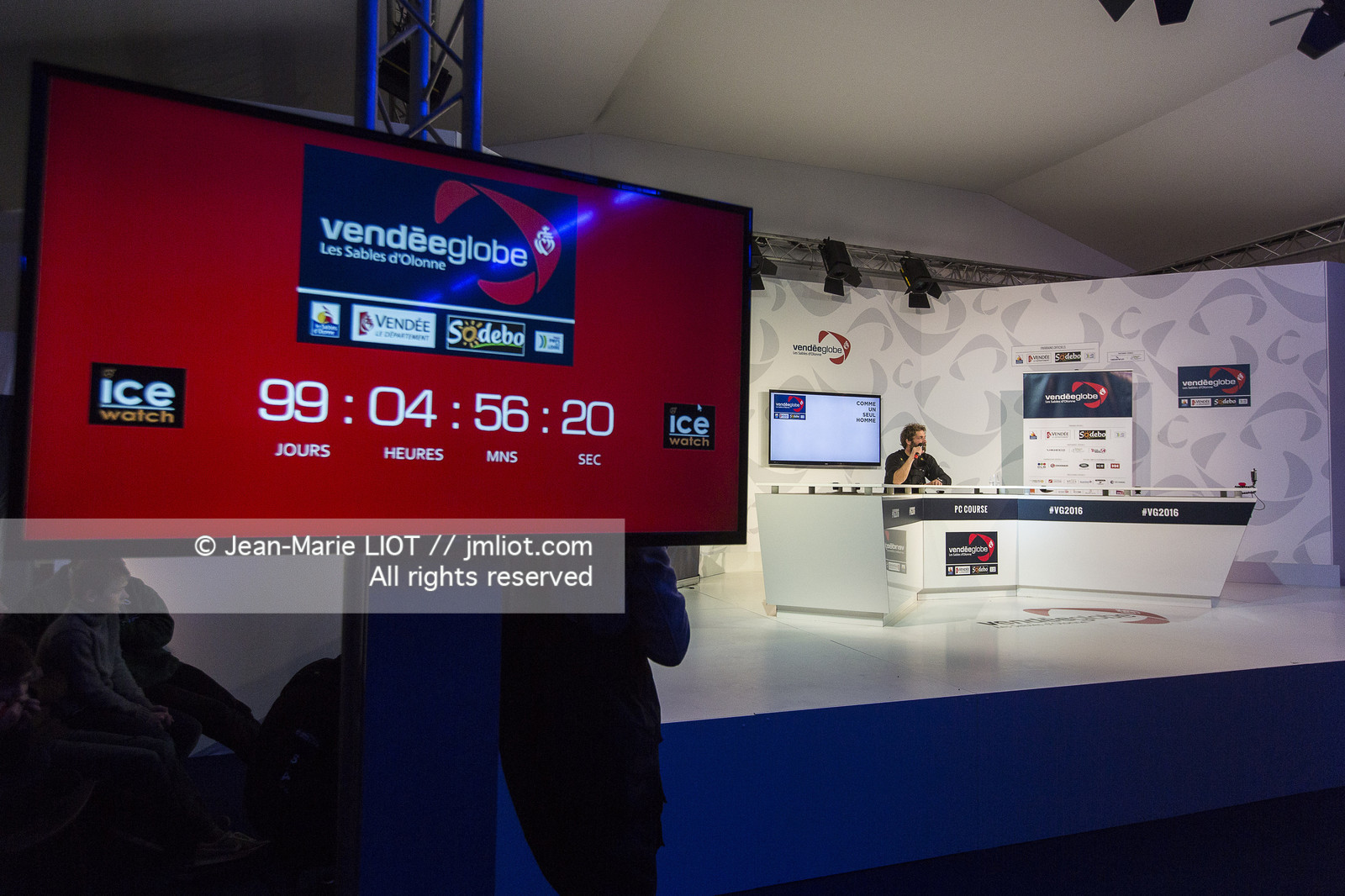 VENDEE GLOBE 2016-2017 - ARRIVEE ERIC BELLION - COMME UN SEUL HOMME