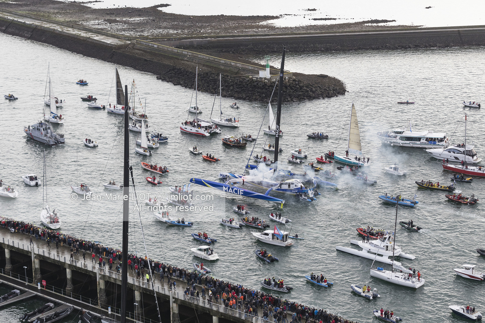 TRIMARAN MACIF - FRANCOIS GABART - RECORD DU TOUR DU MONDE EN SOLITAIRE SANS ESCALE