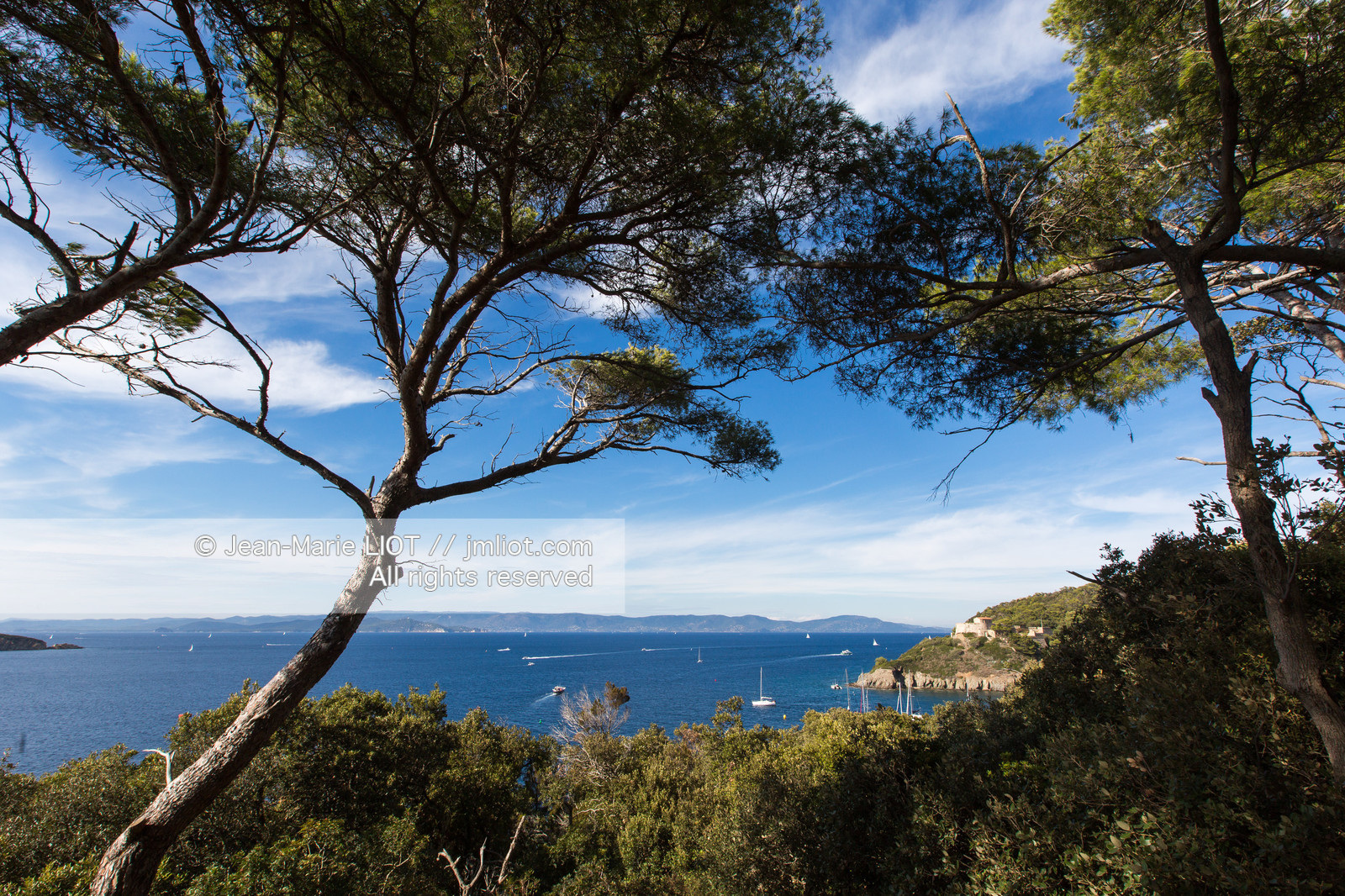 Port-Cros, au large d'Hyères dans le département du Var, petite île de 4 km de long est une réserve de la faune et la flore. Photo © Jean-Marie Liot.
