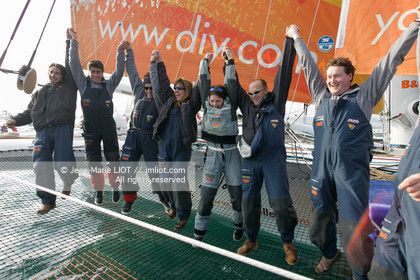 Départ d'Ellen MacArthur à bord du maxi-trimaran B&Q Castorama, pour tenter de battre le record du Tour du Monde en Solitaire sans Escale, à Falmouth (GB), le 27 novembre 2004, photo : Jean-Marie LIOT - www.jmliot.com