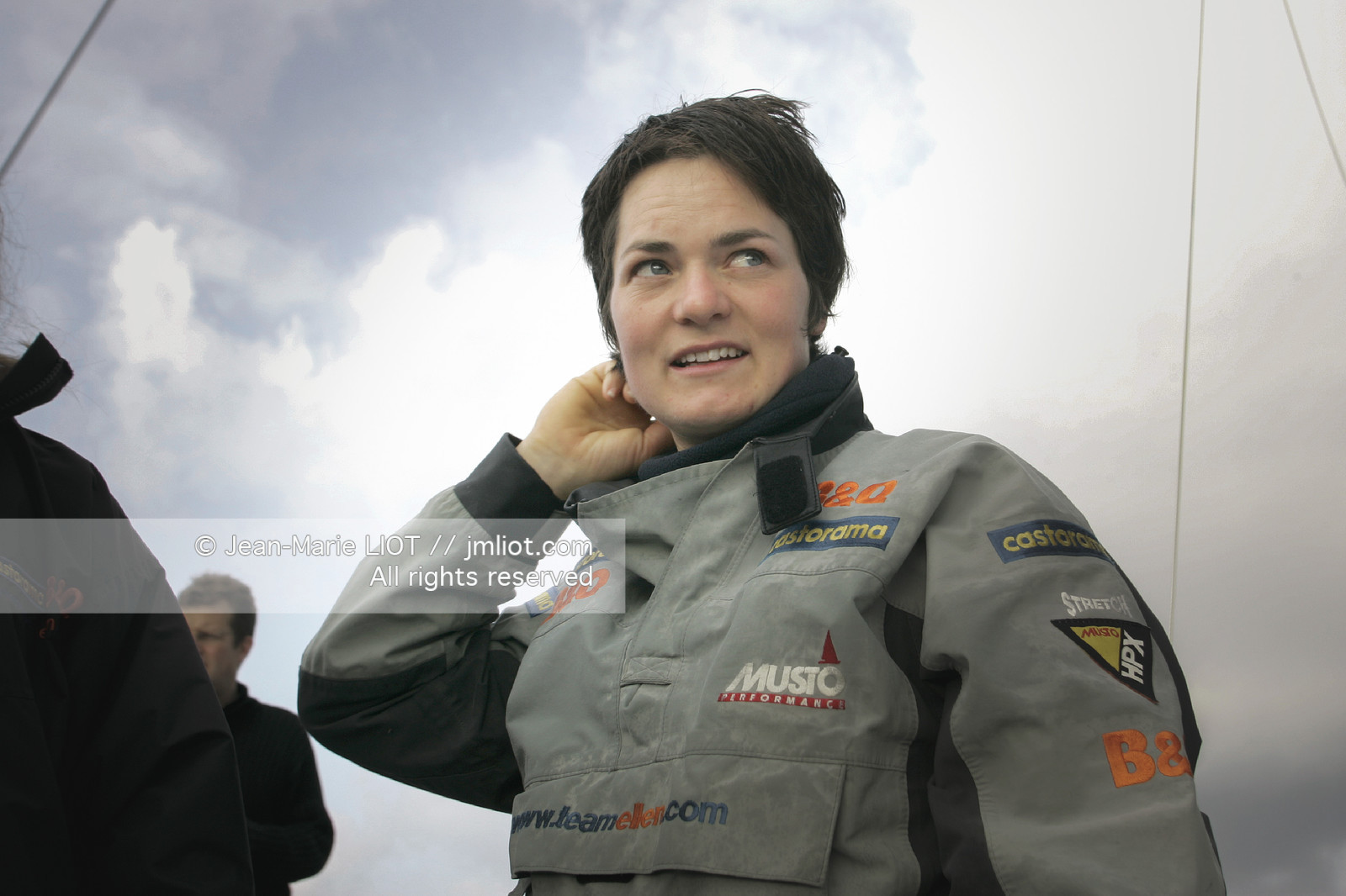 Départ d'Ellen MacArthur à bord du maxi-trimaran B&Q Castorama, pour tenter de battre le record du Tour du Monde en Solitaire sans Escale, à Falmouth (GB), le 27 novembre 2004, photo : Jean-Marie LIOT - www.jmliot.com