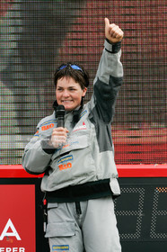 Départ d'Ellen MacArthur à bord du maxi-trimaran B&Q Castorama, pour tenter de battre le record du Tour du Monde en Solitaire sans Escale, à Falmouth (GB), le 27 novembre 2004, photo : Jean-Marie LIOT - www.jmliot.com