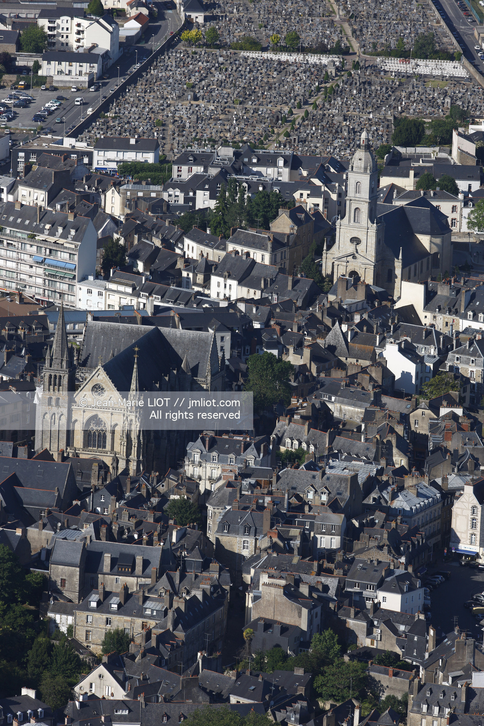 VUE AERIENNE DE VANNES-GOLFE DU MORBIHAN.PHOTO © JEAN-MARIE LIOT.