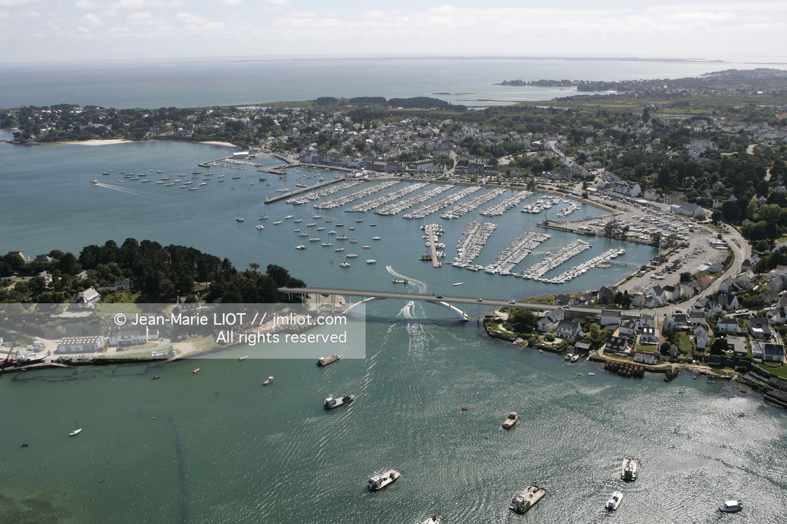 LA TRINITE-SUR-MER, MORBIHAN..VUE AERIENNE.PHOTO © JEAN-MARIE LIOT.