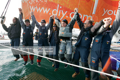 Départ d'Ellen MacArthur à bord du maxi-trimaran B&Q Castorama, pour tenter de battre le record du Tour du Monde en Solitaire sans Escale, à Falmouth (GB), le 27 novembre 2004, photo : Jean-Marie LIOT - www.jmliot.com