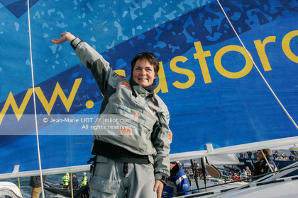 Départ d'Ellen MacArthur à bord du maxi-trimaran B&Q Castorama, pour tenter de battre le record du Tour du Monde en Solitaire sans Escale, à Falmouth (GB), le 27 novembre 2004, photo : Jean-Marie LIOT - www.jmliot.com