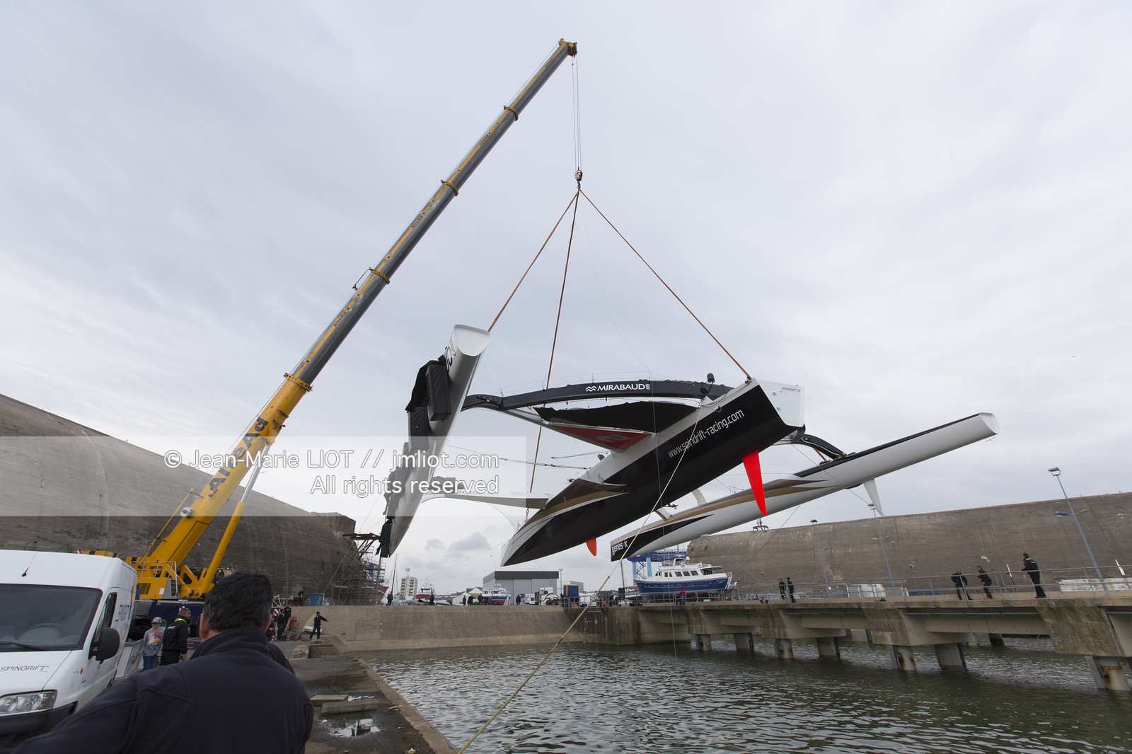 Maxi-Triimaran Spindrift 2 Launching