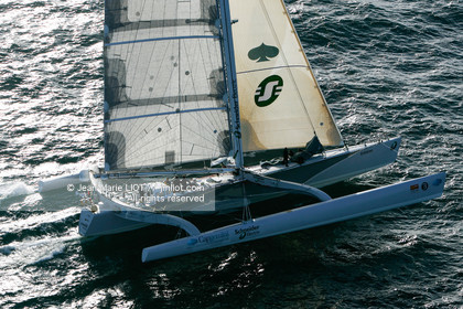 Départ du Trophée Jules Verne du maxi trimaran Geronimo, skipper Olivier de Kersauzon, 28 décembre 2004, Photo Jean-Marie LIOT - www.jmliot.com.