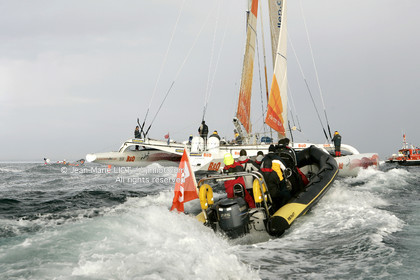 Départ d'Ellen MacArthur à bord du maxi-trimaran B&Q Castorama, pour tenter de battre le record du Tour du Monde en Solitaire sans Escale, à Falmouth (GB), le 27 novembre 2004, photo : Jean-Marie LIOT - www.jmliot.com