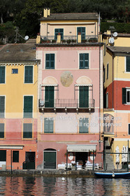 Portofino,le joli port en italien est situé au creux d'une anse sur la côte Ligure. Ce petit port de pêche devenu une des stations balnéaires les plus huppées d'Italie n'a pourtant pas perdu son charme..photo © Jean-Marie Liot.