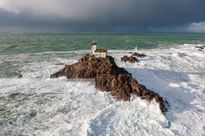 PHARES DANS LA TEMPËTE.