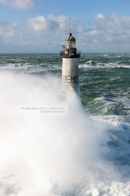 PHARES DANS LA TEMPËTE.