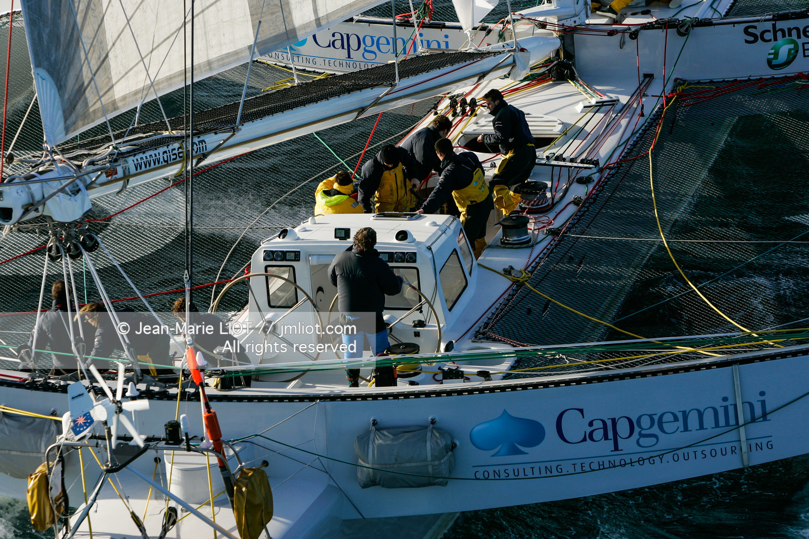 Départ du Trophée Jules Verne du maxi trimaran Geronimo, skipper Olivier de Kersauzon, 28 décembre 2004, Photo Jean-Marie LIOT - www.jmliot.com.