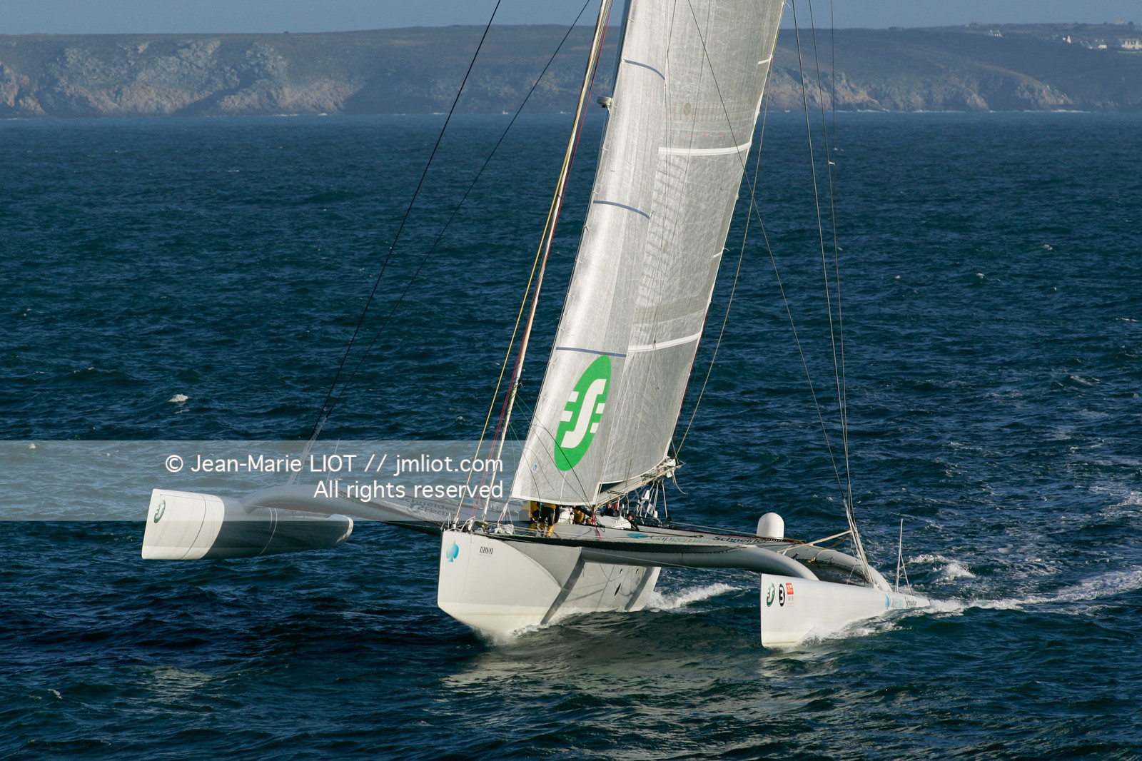 Départ du Trophée Jules Verne du maxi trimaran Geronimo, skipper Olivier de Kersauzon, 28 décembre 2004, Photo Jean-Marie LIOT - www.jmliot.com.