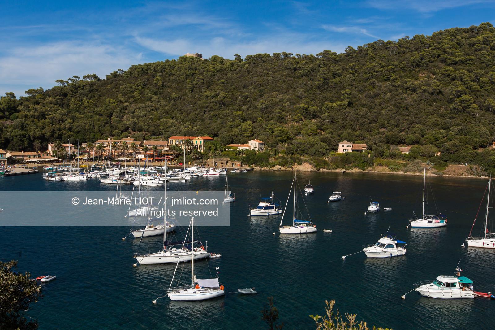 Port-Cros, au large d'Hyères dans le département du Var, petite île de 4 km de long est une réserve de la faune et la flore. Photo © Jean-Marie Liot.