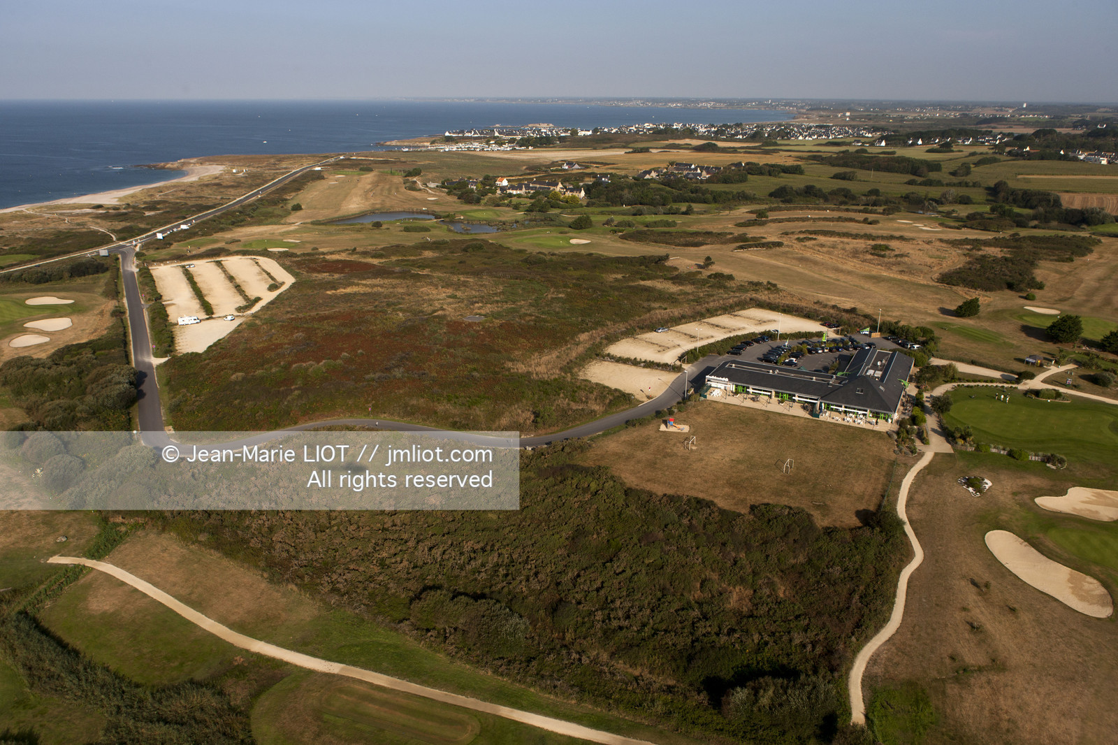 VUE AERIENNE DU GOLF DE PLOEMEUR. MORBIHAN.PHOTO © JEAN-MARIE LIOT.