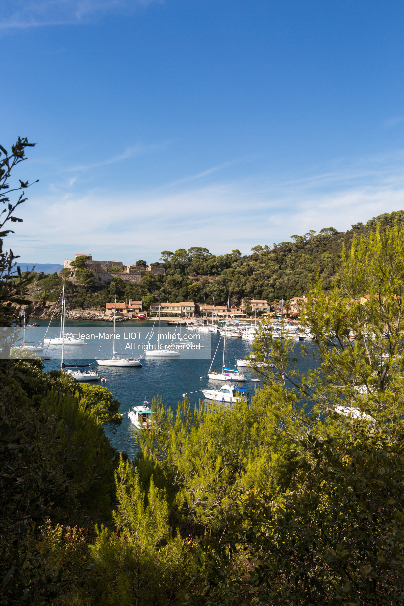 Port-Cros, au large d'Hyères dans le département du Var, petite île de 4 km de long est une réserve de la faune et la flore. Photo © Jean-Marie Liot.