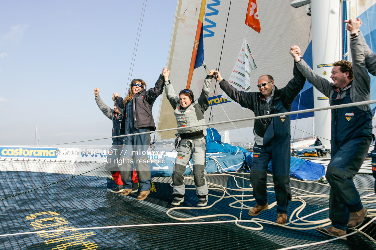 Départ d'Ellen MacArthur à bord du maxi-trimaran B&Q Castorama, pour tenter de battre le record du Tour du Monde en Solitaire sans Escale, à Falmouth (GB), le 27 novembre 2004, photo : Jean-Marie LIOT - www.jmliot.com