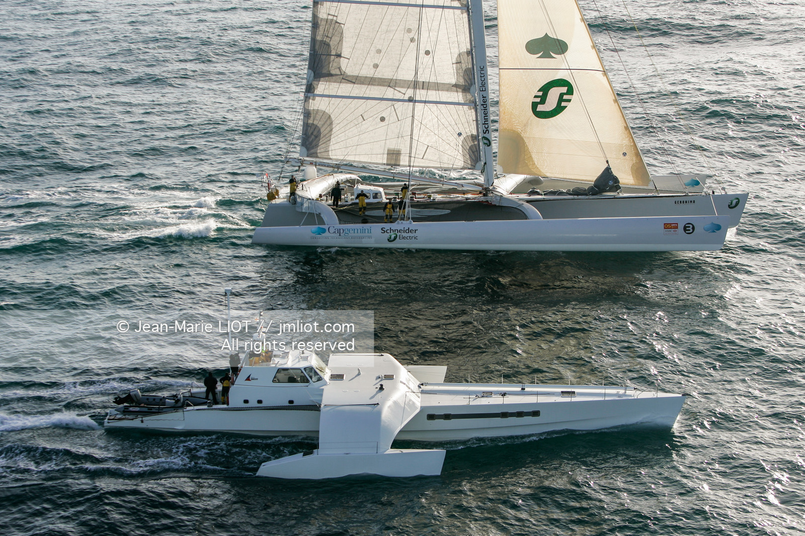 Départ du Trophée Jules Verne du maxi trimaran Geronimo, skipper Olivier de Kersauzon, 28 décembre 2004, Photo Jean-Marie LIOT - www.jmliot.com.