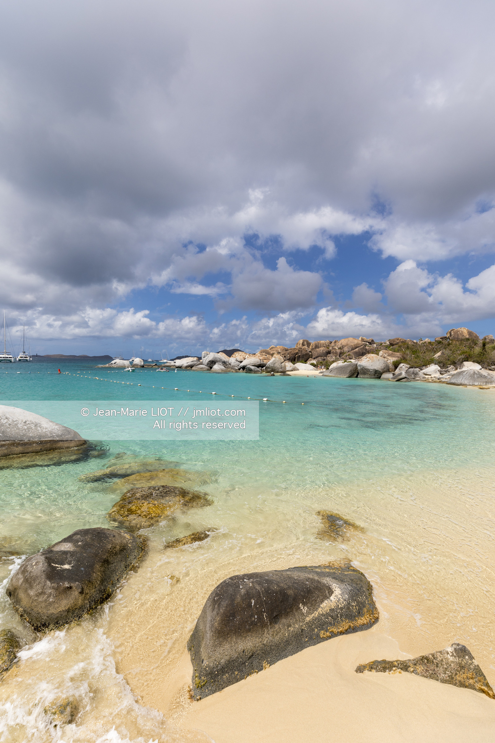 Antilles, îles Vierges britanniques, île de Virgin Gorda, Bath, vue sur la plage des Baths, voiliers et bateau à moteur au mouillage, au premier plan les rochers typiques qui entourent la zone de baignade paradisiaque, photo © Jean-Marie LIOT.
