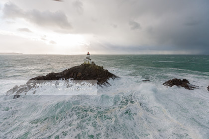 PHARES DANS LA TEMPËTE.
