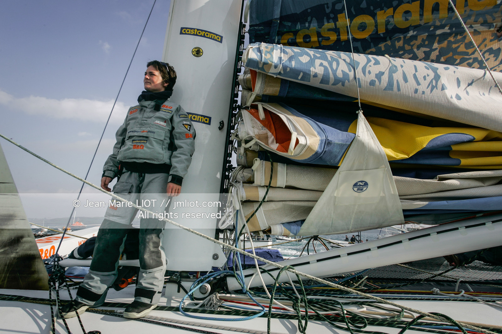 Départ d'Ellen MacArthur à bord du maxi-trimaran B&Q Castorama, pour tenter de battre le record du Tour du Monde en Solitaire sans Escale, à Falmouth (GB), le 27 novembre 2004, photo : Jean-Marie LIOT - www.jmliot.com