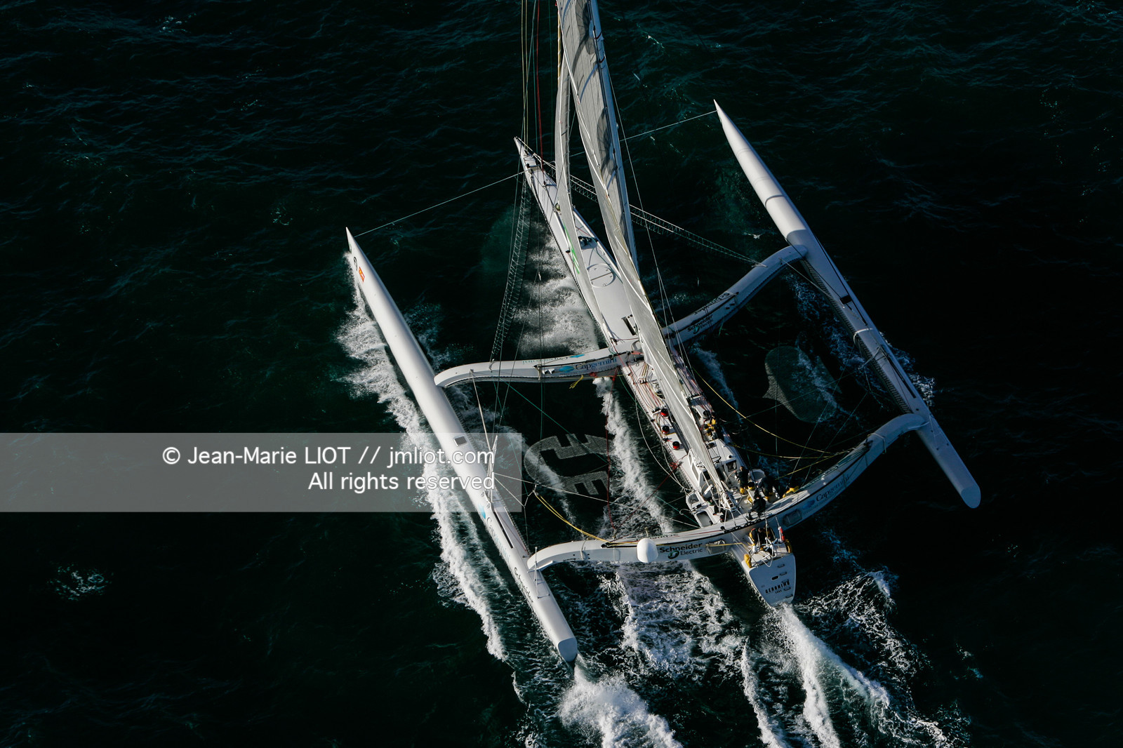 Départ du Trophée Jules Verne du maxi trimaran Geronimo, skipper Olivier de Kersauzon, 28 décembre 2004, Photo Jean-Marie LIOT - www.jmliot.com.