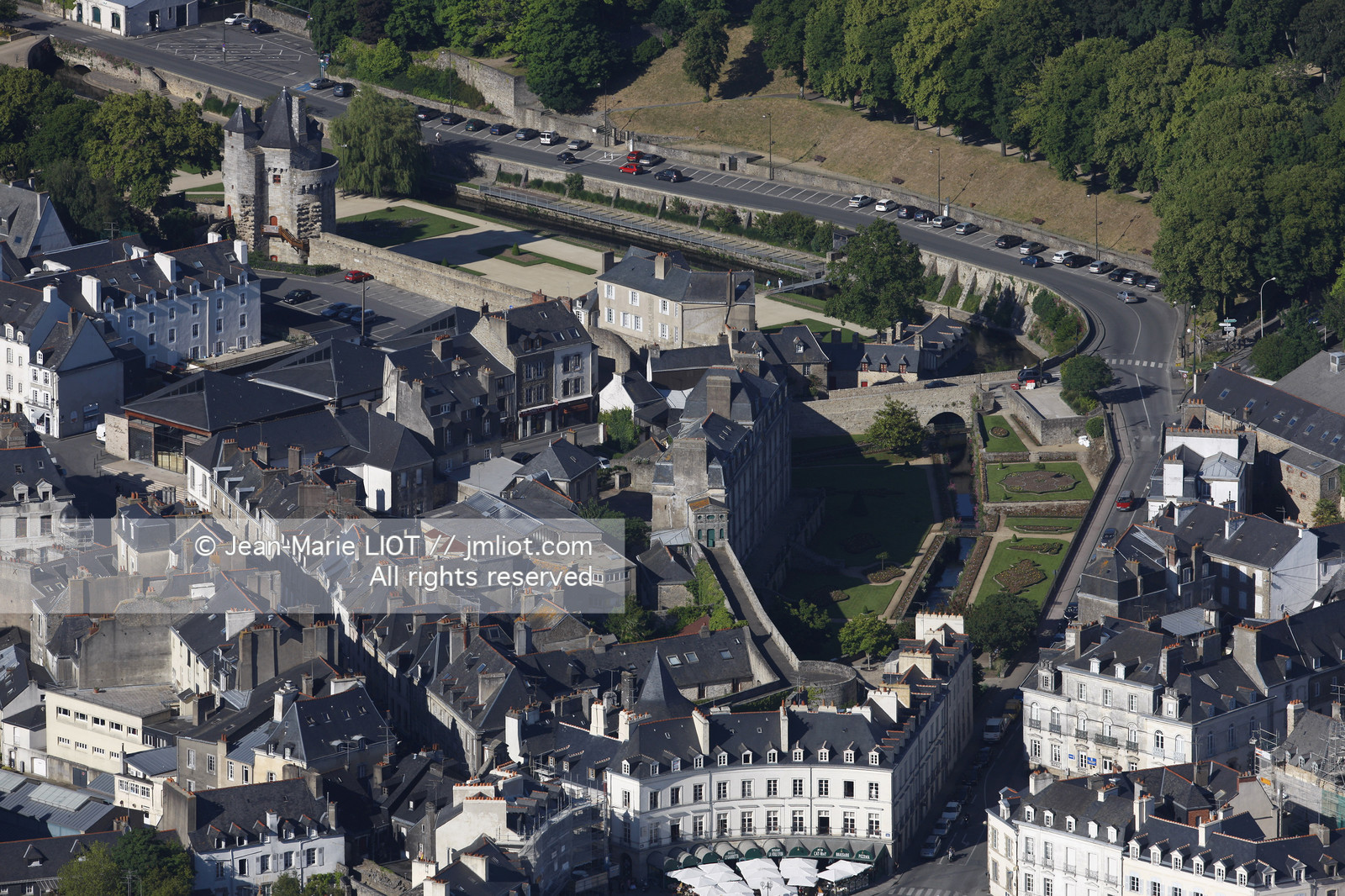 VUE AERIENNE DE VANNES-GOLFE DU MORBIHAN.PHOTO © JEAN-MARIE LIOT.