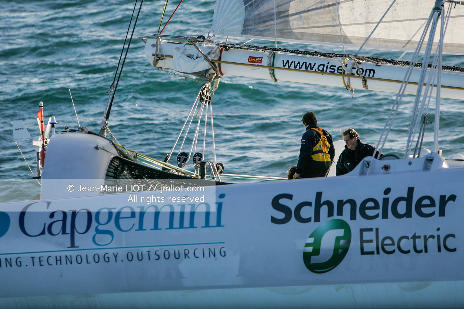 Départ du Trophée Jules Verne du maxi trimaran Geronimo, skipper Olivier de Kersauzon, 28 décembre 2004, Photo Jean-Marie LIOT - www.jmliot.com.