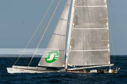 Départ du Trophée Jules Verne du maxi trimaran Geronimo, skipper Olivier de Kersauzon, 28 décembre 2004, Photo Jean-Marie LIOT - www.jmliot.com.
