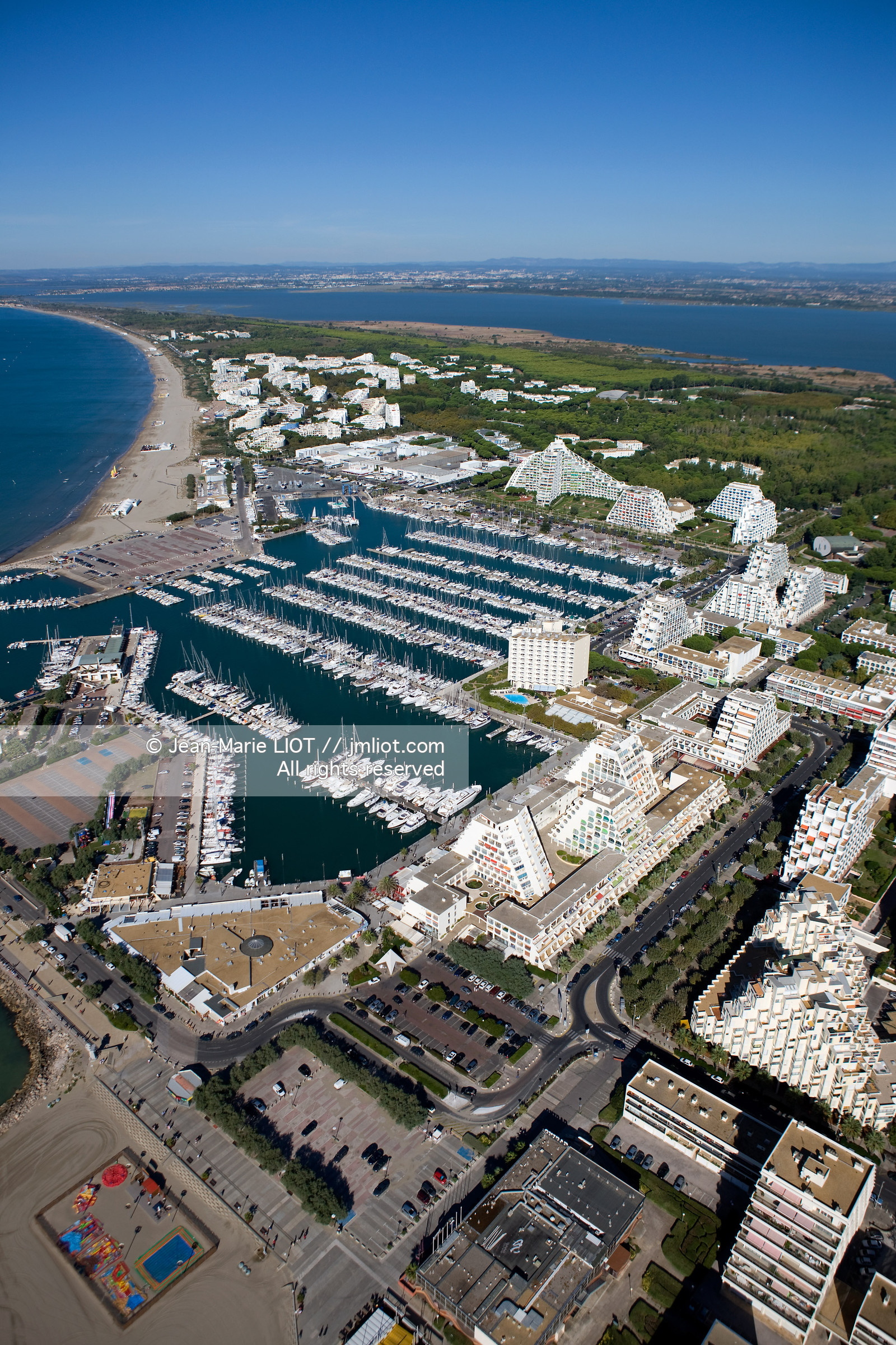 France, Hérault (34), Station Balnéaire et Port de plaisance de La Grande Motte, Vue aérienne