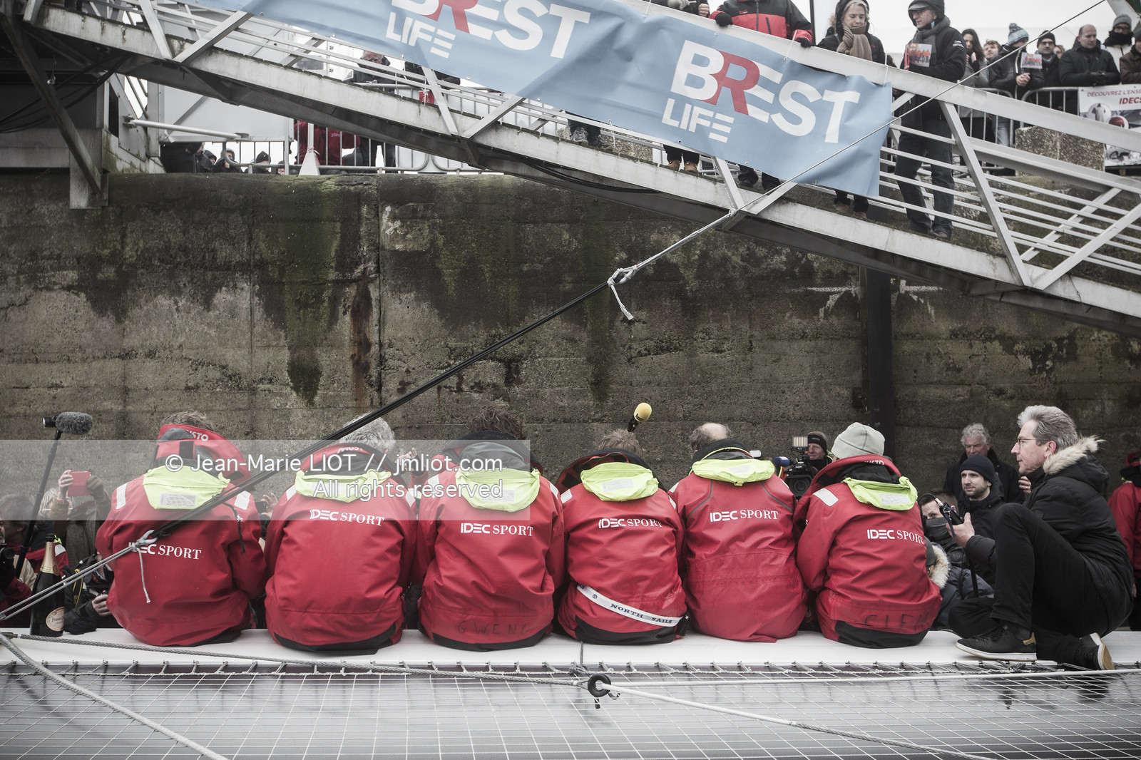 IDEC SPORT- ARRIVEE  RECORD TROPHEE JULES VERNE