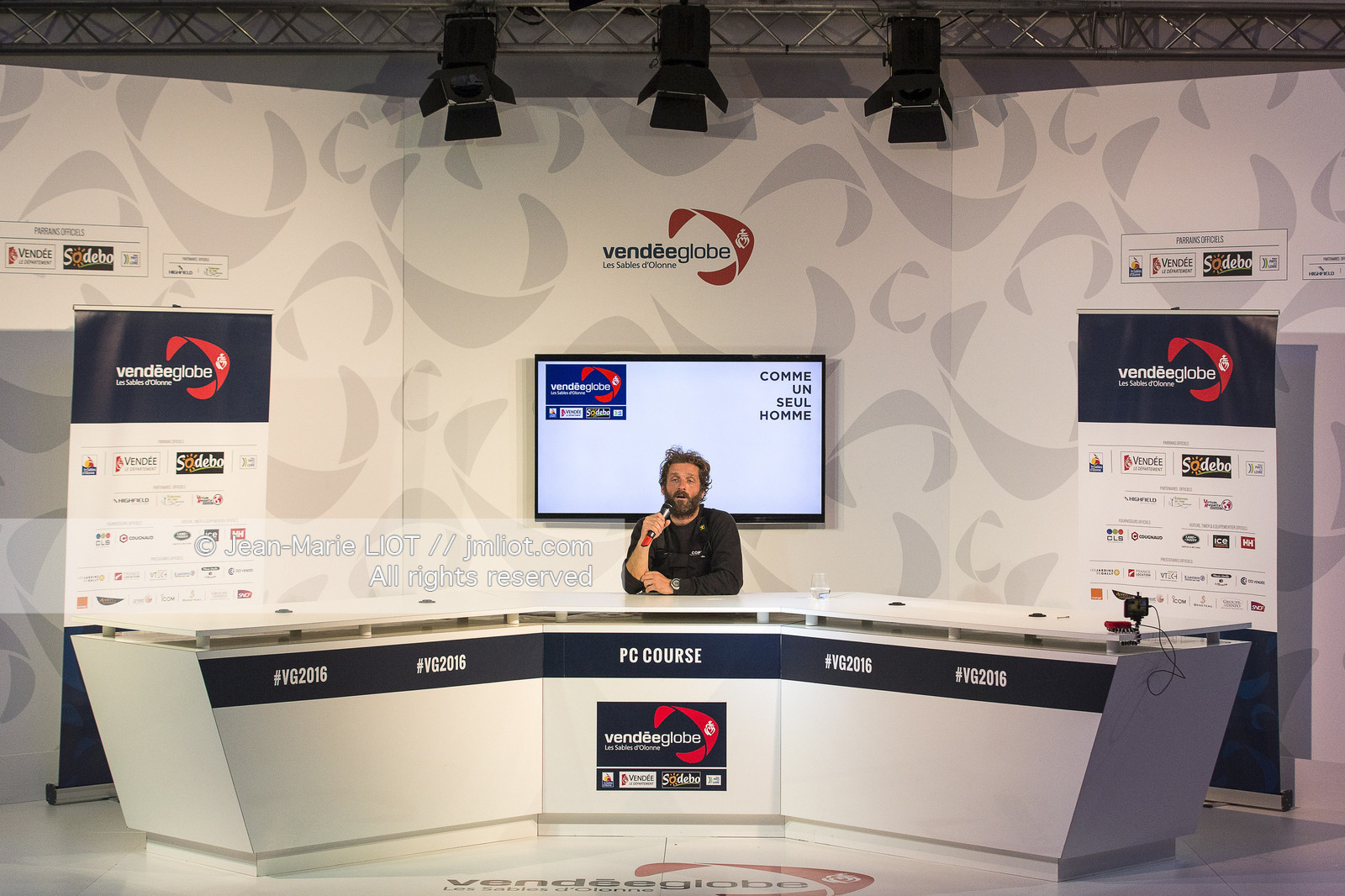 VENDEE GLOBE 2016-2017 - ARRIVEE ERIC BELLION - COMME UN SEUL HOMME