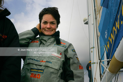 Départ d'Ellen MacArthur à bord du maxi-trimaran B&Q Castorama, pour tenter de battre le record du Tour du Monde en Solitaire sans Escale, à Falmouth (GB), le 27 novembre 2004, photo : Jean-Marie LIOT - www.jmliot.com