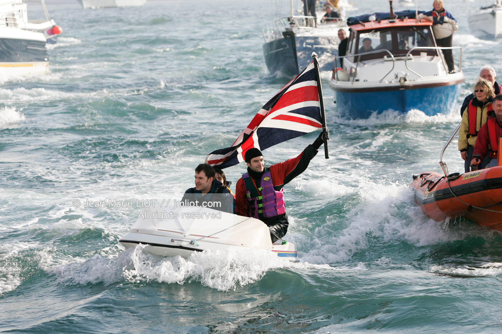 Départ d'Ellen MacArthur à bord du maxi-trimaran B&Q Castorama, pour tenter de battre le record du Tour du Monde en Solitaire sans Escale, à Falmouth (GB), le 27 novembre 2004, photo : Jean-Marie LIOT - www.jmliot.com