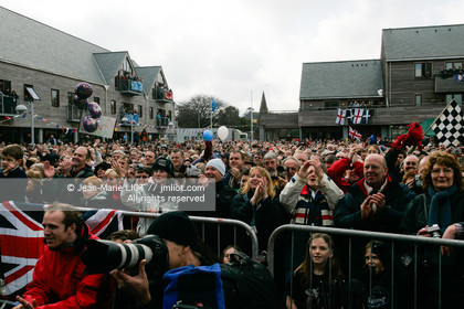 Départ d'Ellen MacArthur à bord du maxi-trimaran B&Q Castorama, pour tenter de battre le record du Tour du Monde en Solitaire sans Escale, à Falmouth (GB), le 27 novembre 2004, photo : Jean-Marie LIOT - www.jmliot.com