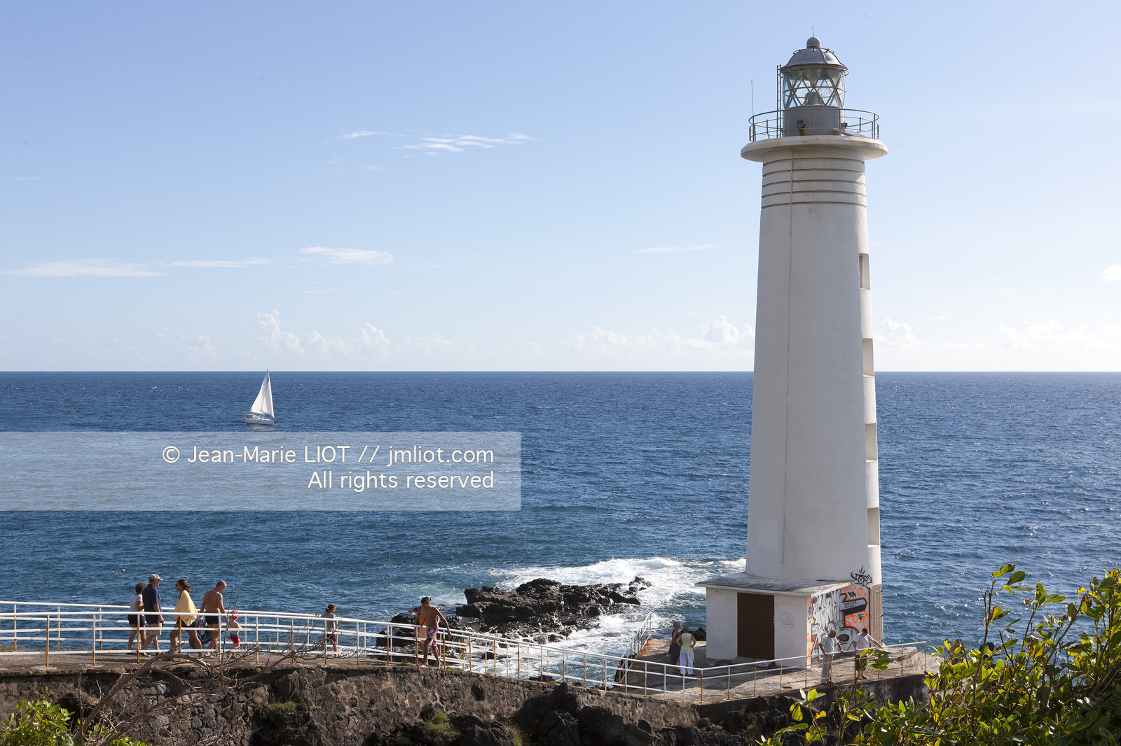 La Guadeloupe est un departement français d'Outre Mer situe dans l'archipel des Antilles. L'ile est bordee d'une part par la Mer des Caraïbes et l'Ocean Atlantique..La guadeloupe est composé de deux îles: la Grande-Terre et la Basse-Terre..Photo © Jean-Marie Liot.